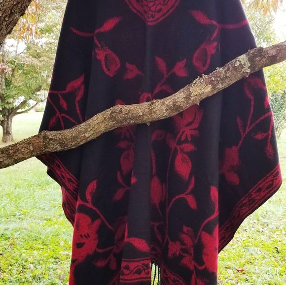 NEW WOMAN'S WRAP/TRUE RED AND BLACK/REVERSIBLE - Picture 4 of 5